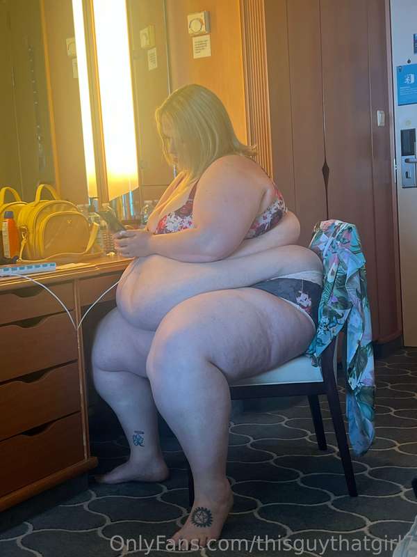 Check out these candid shotz of Britt putting on her makeup!.. 8