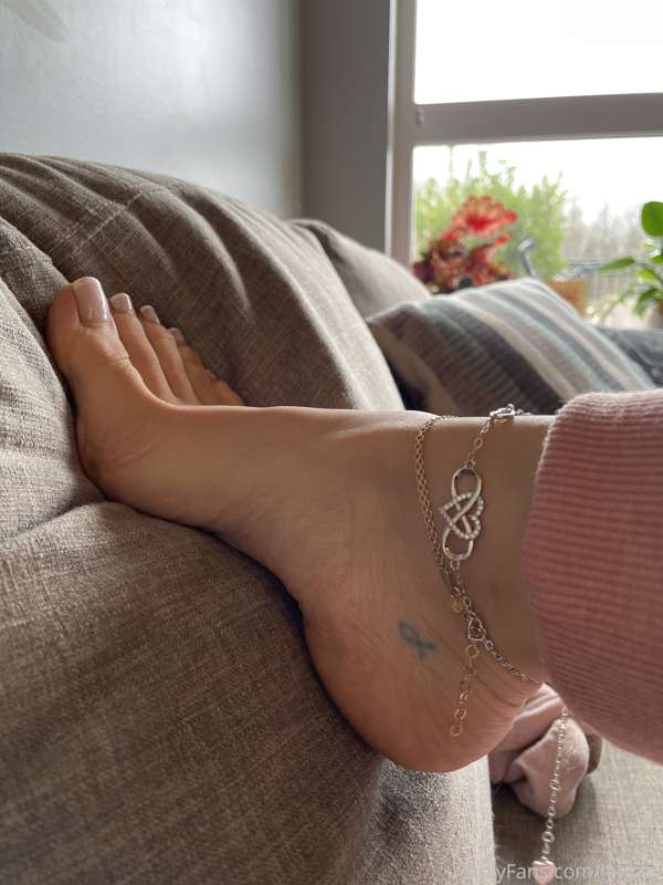 Such a pretty anklet 🥺💕New pedi today ! Wanted to do some vi.. 5