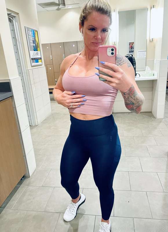 Love being a sexy milf for you 😘 (4pics) 3