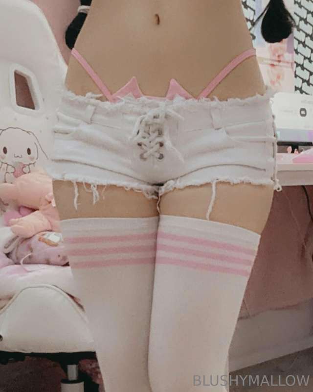 hallloooooo kitty panties underneath the short shorts 😤 touc..