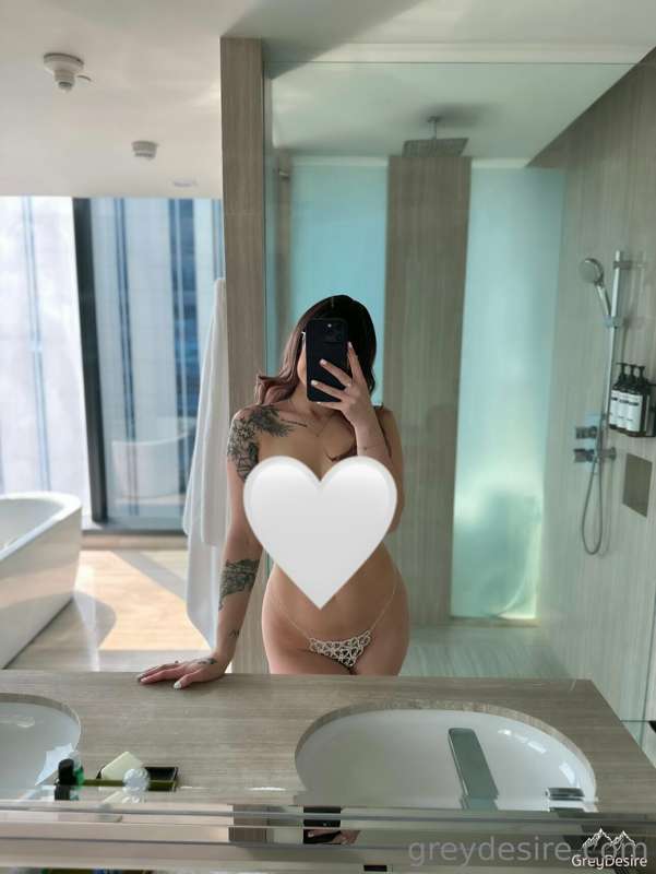 Hotel room selfies hit different 🤍 
*Stay tuned for a free n..
