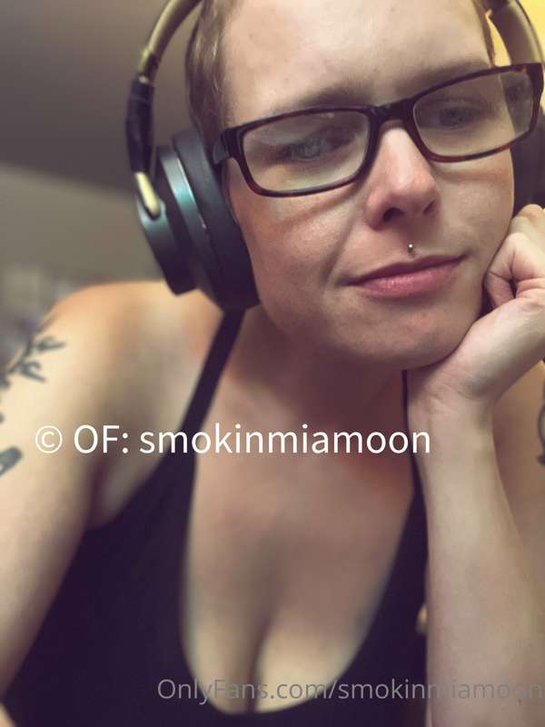 Another day stuck at the desk! I want to get naked and fuck .. 1