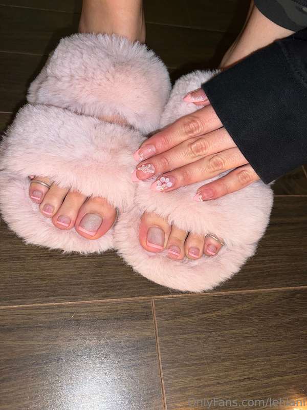 I am in love 🌸💕 my nail tech freestyled the design on my han.. 3