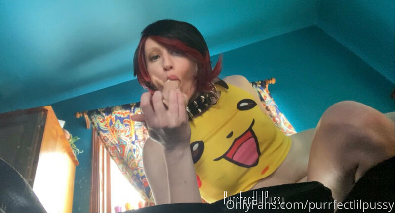Oral session ? I forgot how good a normal dildo feels in my .. 1