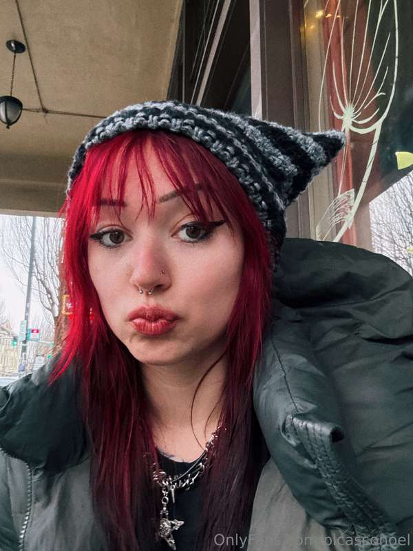 Hi babes 🖤 how are you? Do you like the red? I hope everyone..