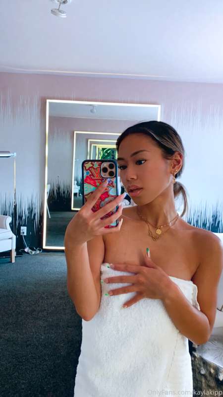 Goodmorning ☀️ Starting my day with a refreshing shower hbu!..