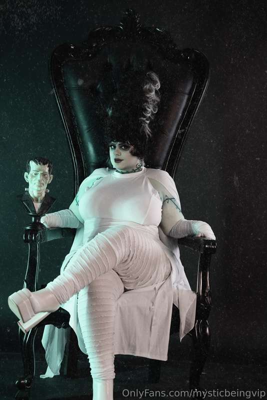 Day 14/31 days of Halloween | Bride of Frankenstein 🖤🤍 2