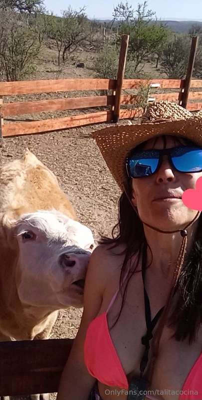 Hoy en la Granja le damos de comer a Melba y al Chapulín, el.. 12
