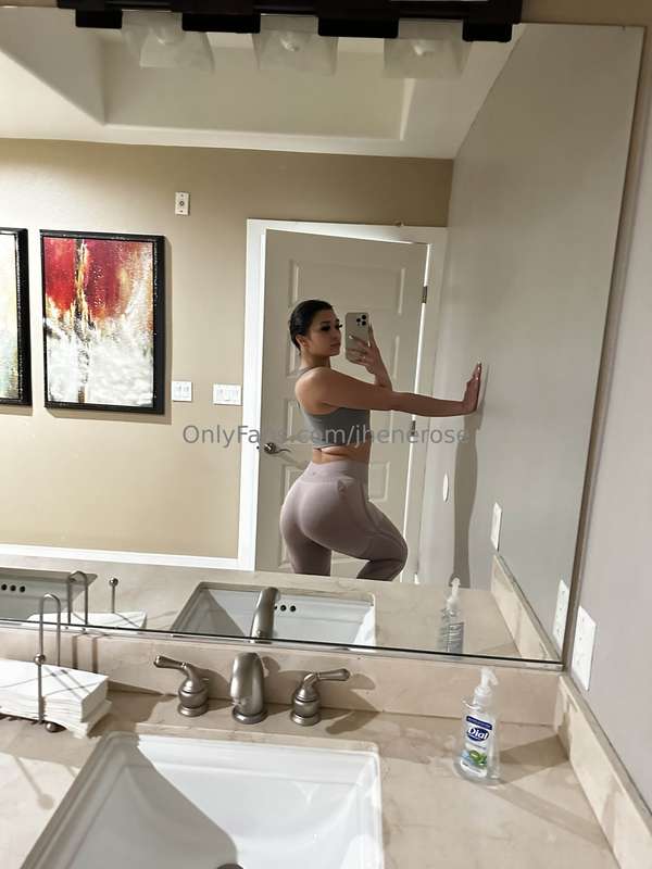 tight fit, perfect view 🍑
