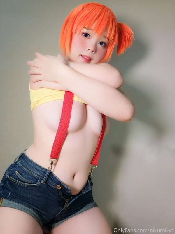 Shake my body, wearing only a suspender. 3