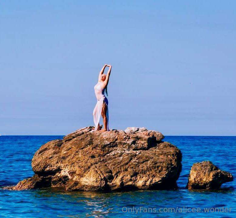 A little photo shoot, I think I look like a sea princess her..