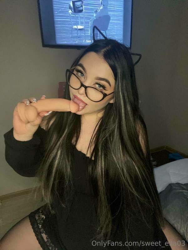 I want to lick your dick🥰👅