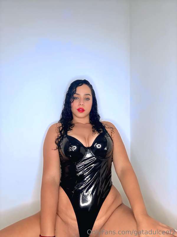 do you like my new costume? 😳 1