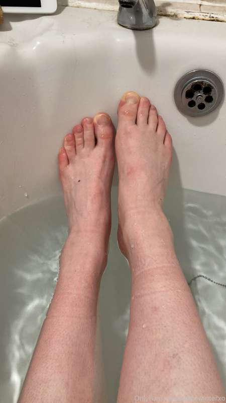 Does anyone on here like feet? 🧐 would love a pedicure 😍