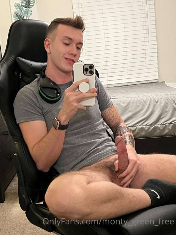 Check out @augustfinn! He makes the hottest content you don’.. 4