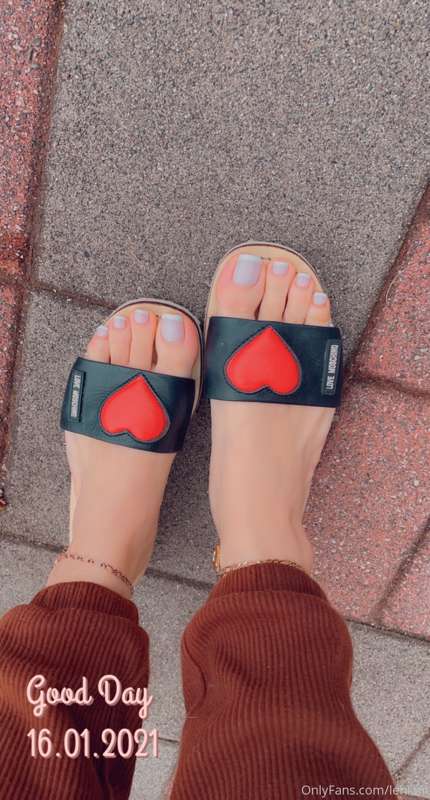 Can’t believe it’s January in Canada and I can wear slides l.. 2