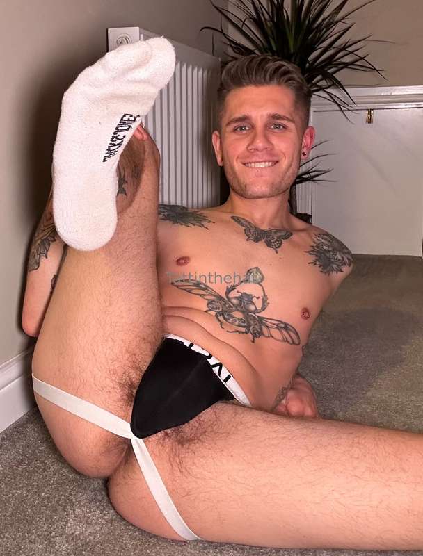 Hole and feet 👀👣 1