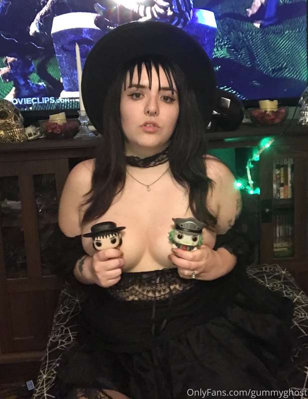 Lydia Deetz cosplay! Will you show me what’s under your shee.. 6