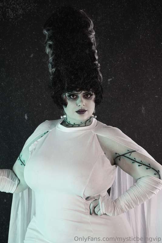 Day 14/31 days of Halloween | Bride of Frankenstein 🖤🤍 7
