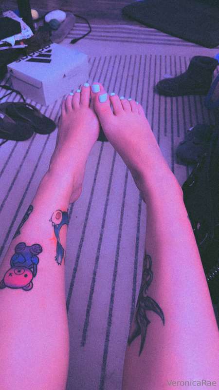 anyone a feet lover? I just got a pedicure!!!