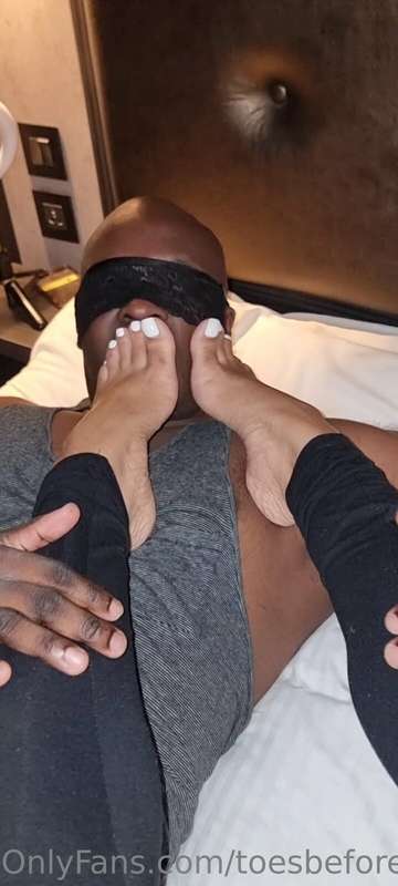 Some foot smothering from @caramel.toess 😊 5