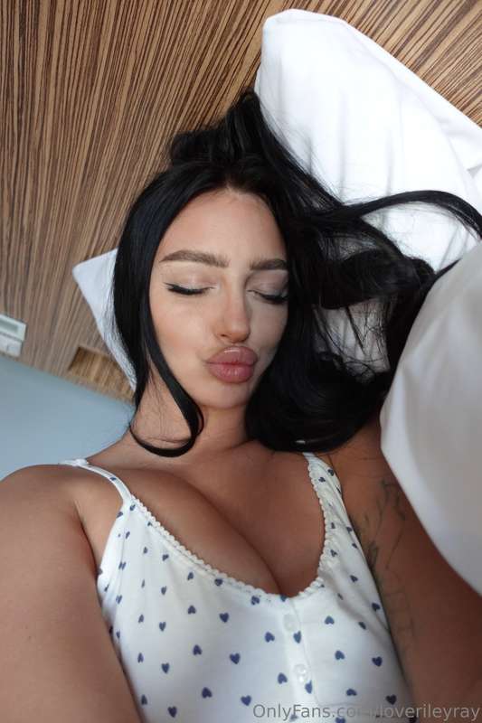 Lips saying “kiss me,” eyes saying “try me” 😈💖