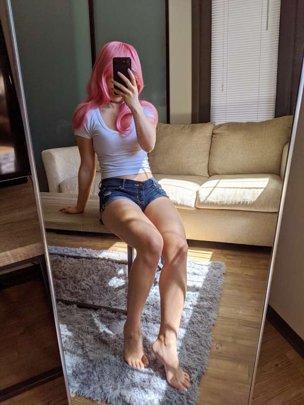 A mild tease in my shortest jean shorts, plus a few cute toe.. 5
