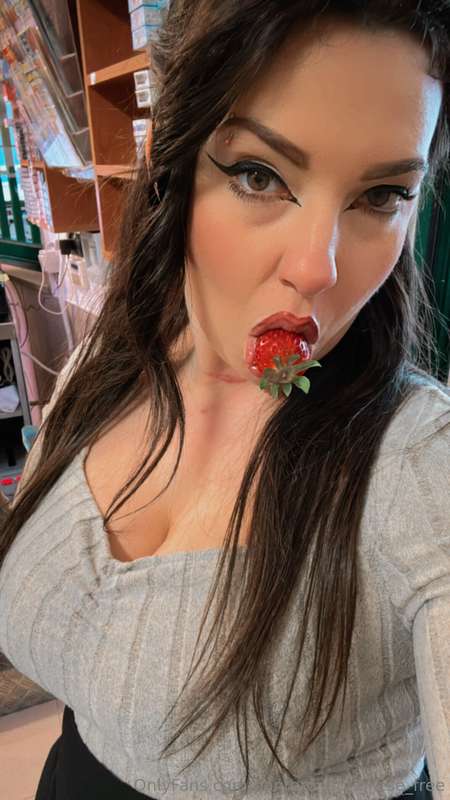 Una fragola mi ha tappato la bocca 😏Ma io so che avreste vog..