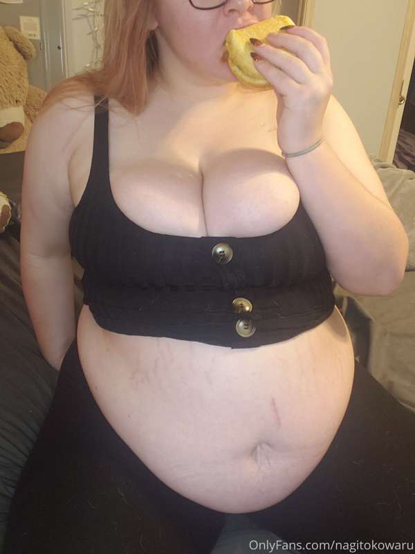 Do you guys like watching me eat? Who likes when I show my l.. 2