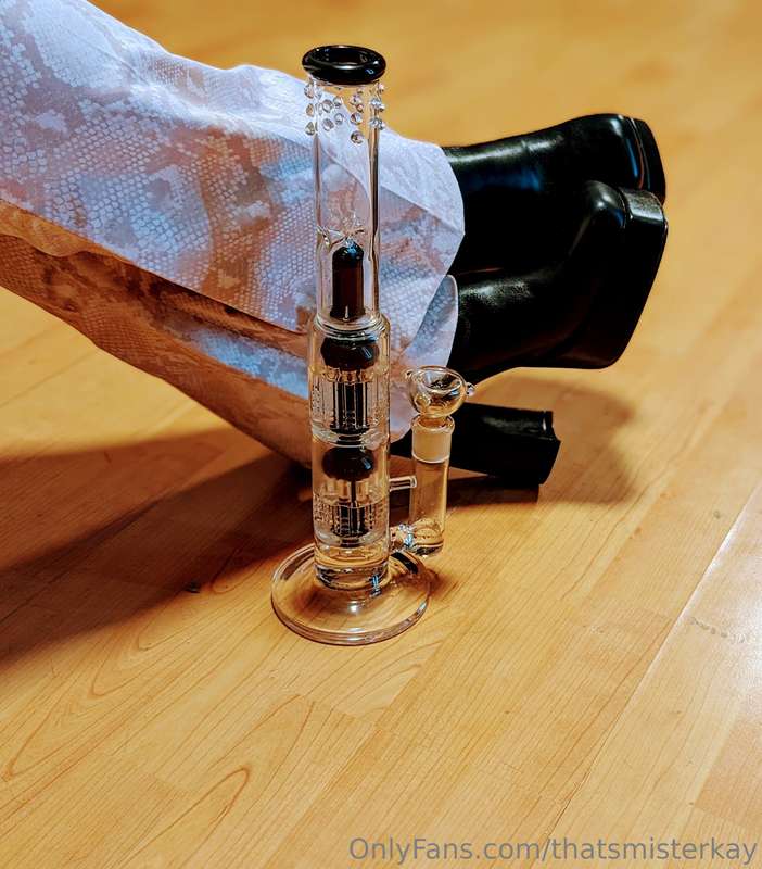 For all my 420 babies 🍃🥬❤️  Would you hit the bong like this.. 3