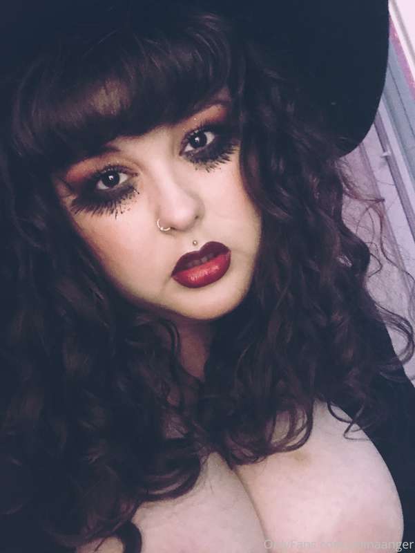 hi darlings 🖤 what videos would you like me to film? comment..