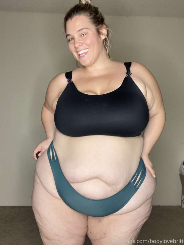 Hey OnlyFans! Here’s some sexy photos I just shot is these l.. 3