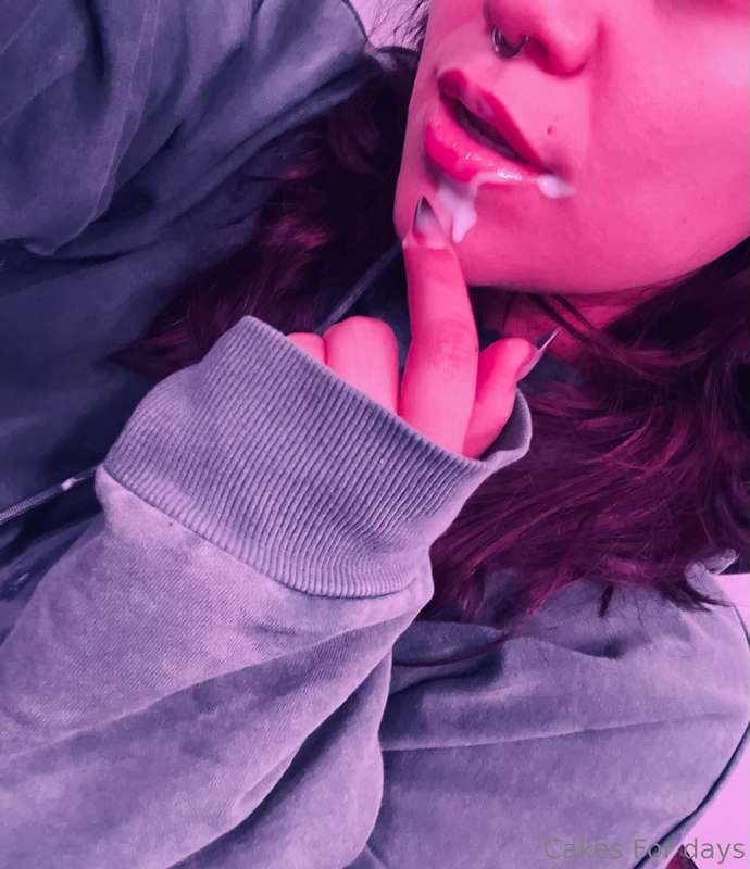 It is tooooo cold to be in anything but sweats and hoodies ❄..
