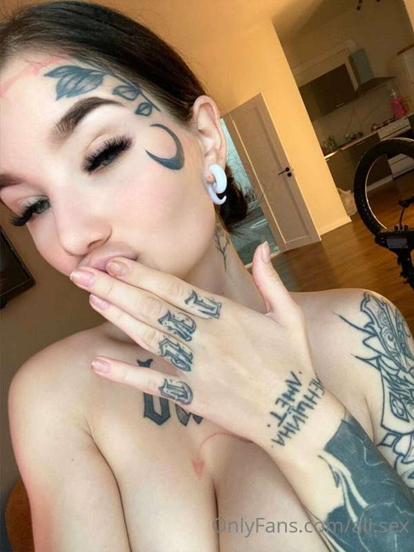 Sending a loving kiss to you and your cock...I invite you bo..