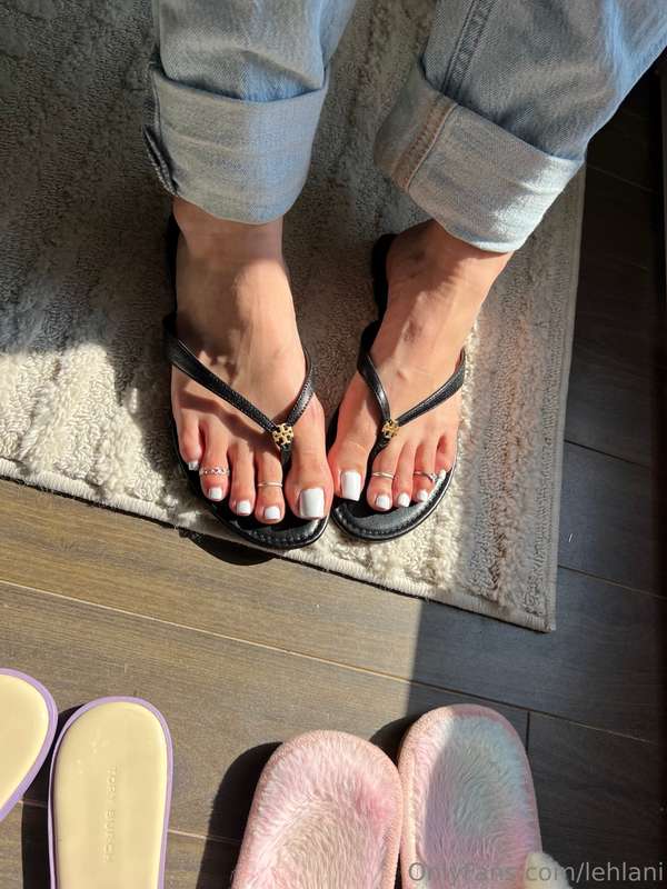 Probably my favorite flip flops rn 🩷 with my white toes, the.. 1
