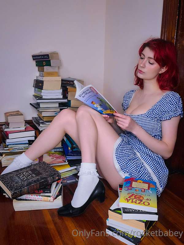 rainy day daydream 
reading dates are one of my favorites 💙 7