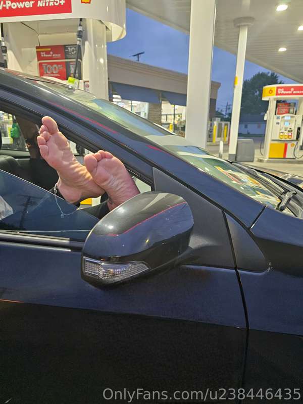 Will you kiss my feet while you get gas?