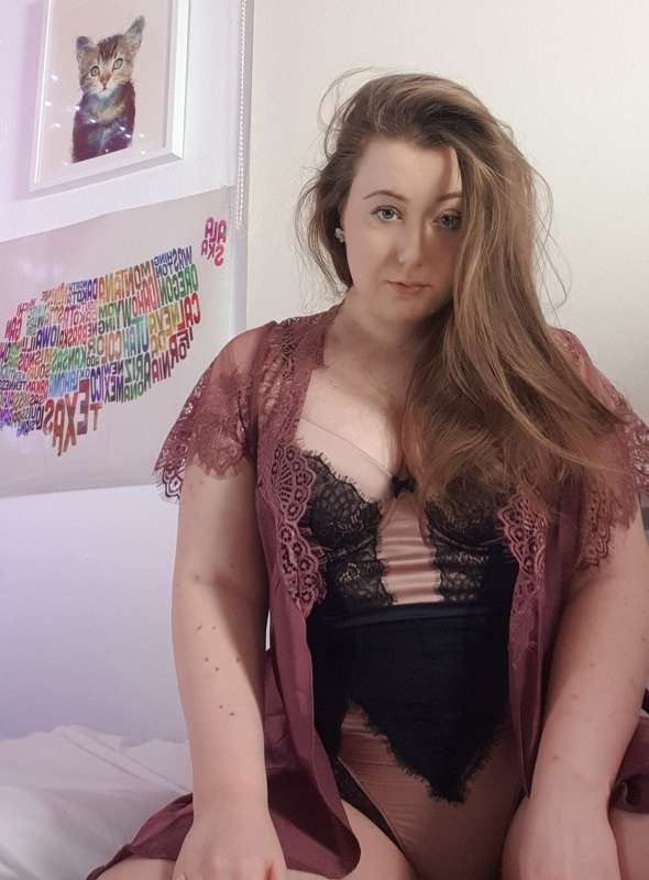 You can imagine that that lipgloss in pic 2 is cum, if you w.. 5