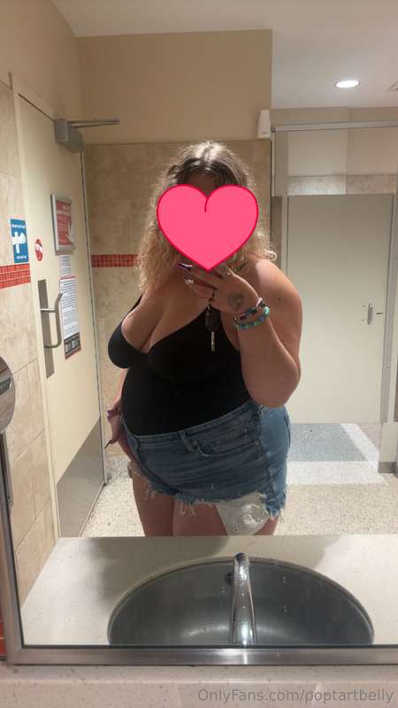 Who doesn’t love a fat party pig🥰😫 (some pics from yesterday..