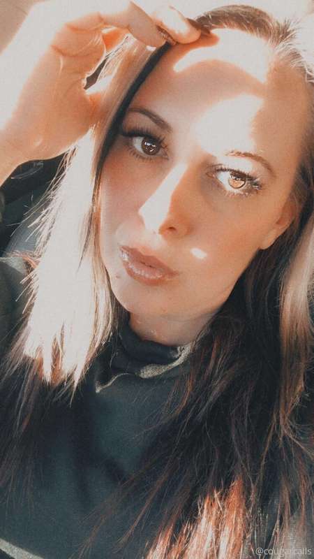 Happy Monday 😘  Working from gets a little boring let’s chat..