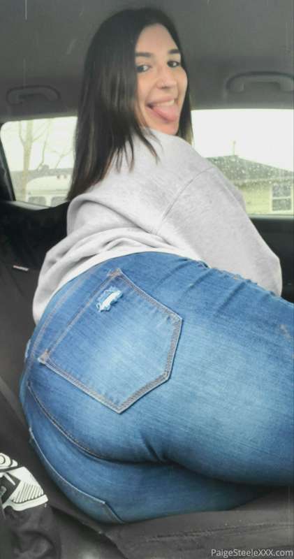 I'm always showing off my ass. 🍑 3