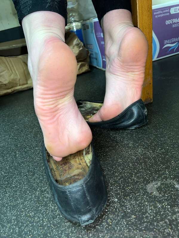 How about some cheeky feet pics at work ? 🤭 1