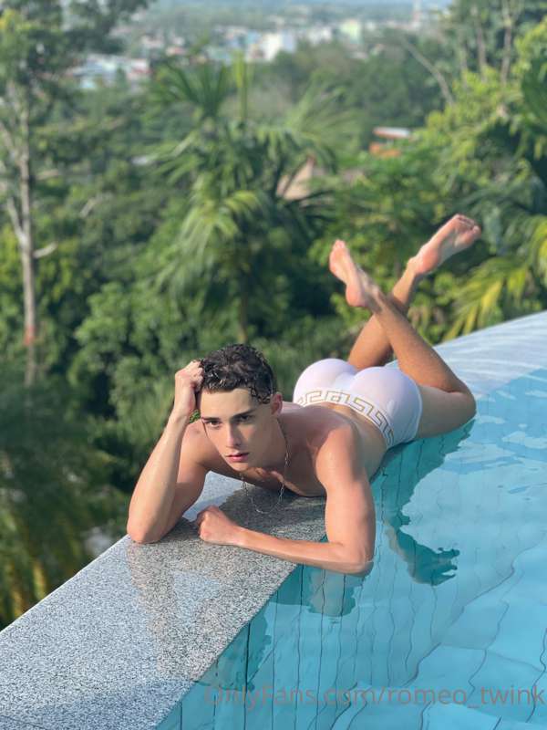 Relaxing at the pool 🥵 1