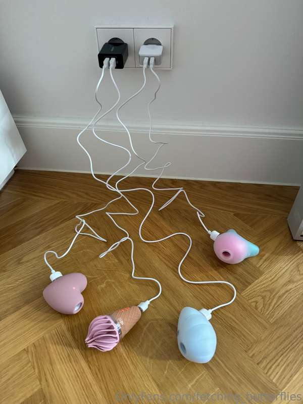 I tried 4 new vibration toys the other day and filmed a reac.. 1