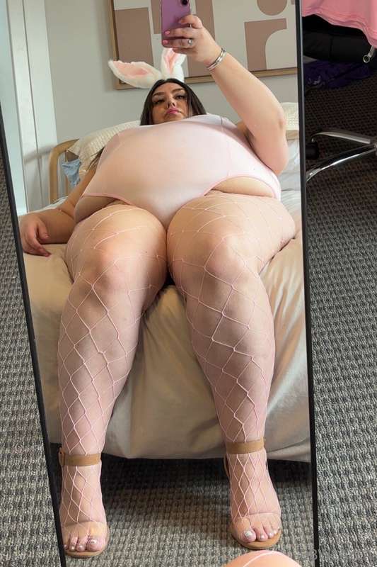 Some photos for the foot lovers 💅🏻👠do you like my chubby fee.. 2