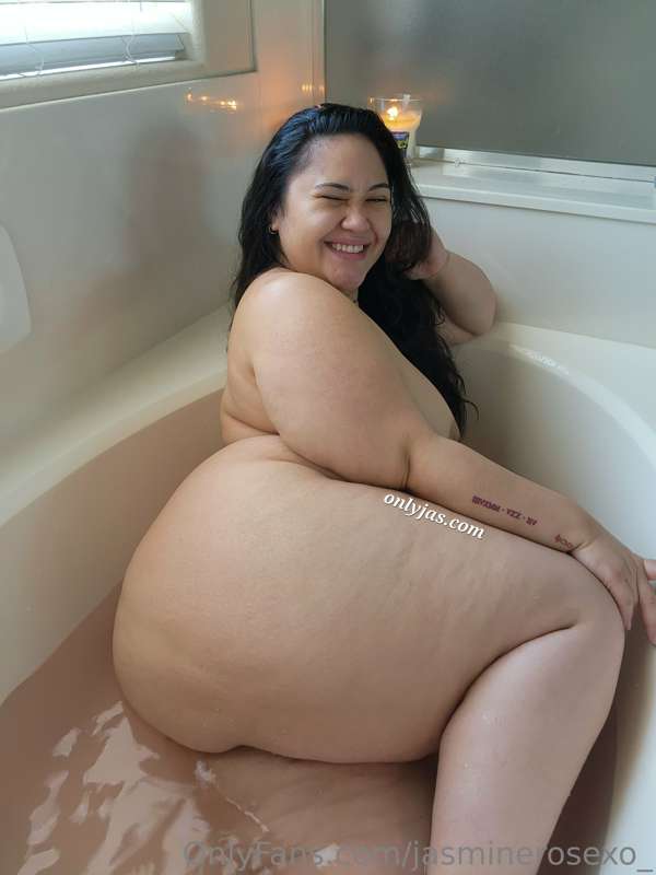 Bathtub Photoset 💕

Wanted to do a cute day time bathtub pho..