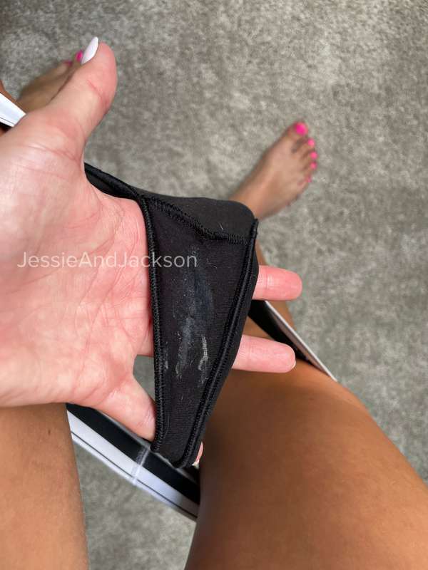 As promised…. Swipe for my dirty panties of the day 😉
-Jessi.. 3