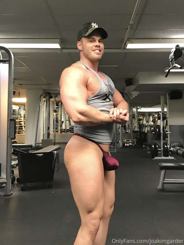 Some thong pose-down between sets at the gym today. I'm big ..