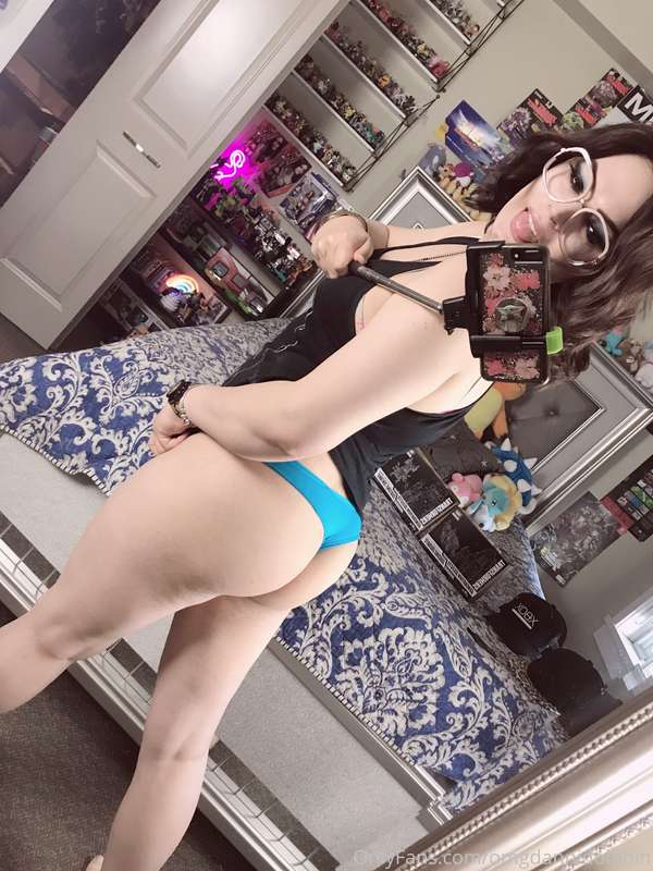 I’m weird lol 🤓😆🐬🍑 2