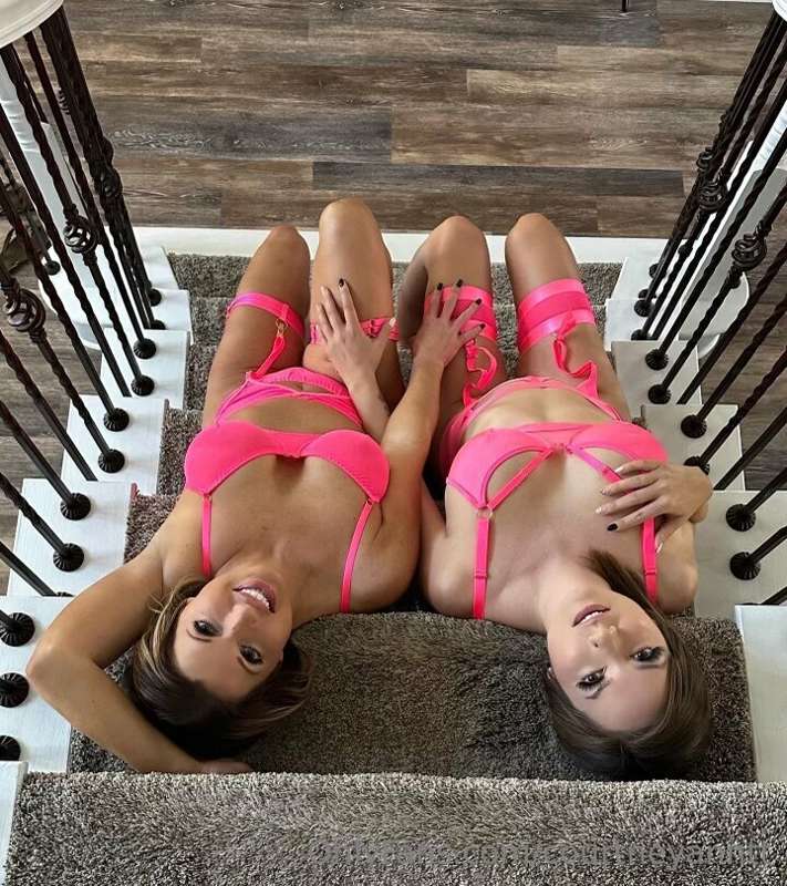 Pink lingerie set is up on @texasthighs with @nikolemitchell..